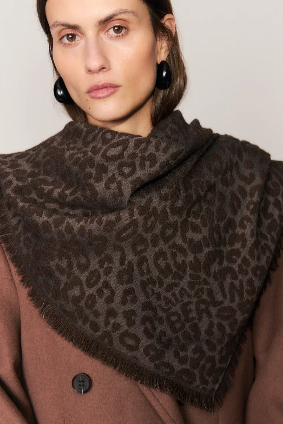 Lala Berlin - Uld Halstørklæde - Leo Jaquard Taupe Brown - Triangle 3 - Billede 2